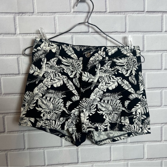 DIVIDED H&M women printed black and white floral shorts/size 6 - Picture 3 of 9